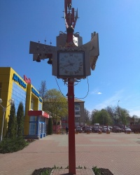 Необычные часы на площади перед зданием детской железной дороги в г.Новомосковск