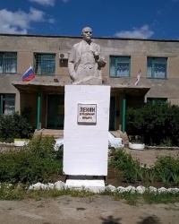 Памятник В. И. Ленину по улице 40 лет Победы в п.г.т.Новосёловское