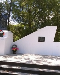 Братская могила советских воинов в парке п.г.т.Новосёловское