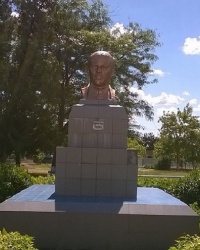 Памятник В. И. Ленину возле здания училища в п.г.т.Новосёловское