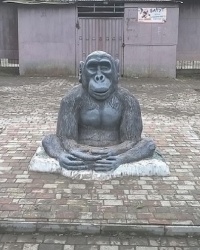 Скульптура "Задумчивая обезьянка" в г.Ахтырка