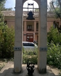 Памятник в честь 50-летия Победы в г.Алёшки (Цюрупинск)