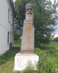 Памятник болгарскому политическому деятелю Димитру Благоеву в с. Коломацкое
