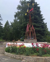 Памятник героям “Небесной сотни” в п.г.т. Новые Санжары