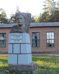 Памятник комдиву В. И. Чапаеву (демонтирован) в с. Новосёловка