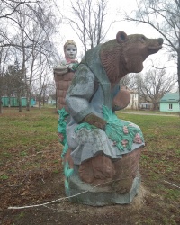 Памятник “Маша и медведь” в с. Бричковка