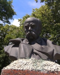 Памятник поэту Т. Г. Шевченко в п.г.т. Опошня