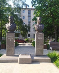 Памятник разведчикам Л. Р. Квасникову и З. И. Воскресенской-Рыбкиной в г. Узловая