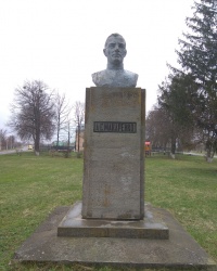Памятник советскому педагогу и писателю А. С. Макаренко в с. Ковалёвка (Полтавский район)