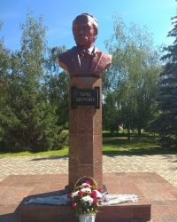 Памятник украинскому поэту и мыслителю Т. Г. Шевченко в г. Зеньков