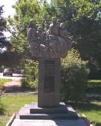 Памятник жертвам депортации и геноцида крымскотатарского народа «Депортация» в п.г.т.Первомайское