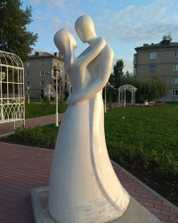 Памятник "Молодожёны" в р.п. Таловая (Таловский район)