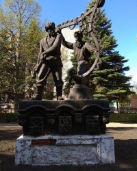 Памятник "Слава русским мастерам" в г.Узловая