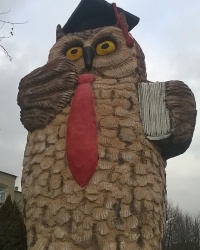 Скульптура "Сова" в п.г.т.Весёлое 