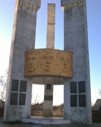 Памятник воинам-освободителям и воинам-односельчанам в с.Выпасное