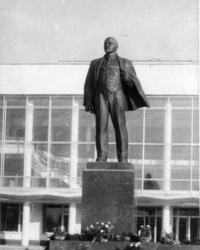 Памятник В. И. Ленину на центральной площади в г.Волочиск (демонтирован)