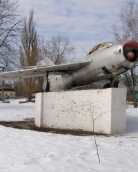 Памятник самолет в Коропе
