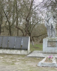 с. Бобрик. Братська могила і пам’ятний знак загиблим односельцям.