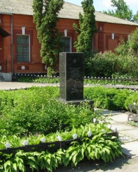 Памятный знак погибшим преподавателям и учащимся Борзнянского сельскохозяйственного техникума 
