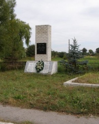 с. Деснянка. Братская могила и памятный знак погибшим односельчанам.