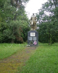 с. Дмитровка. Памятный знак погибшим односельчанам.