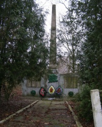 с. Довжик. Памятный знак погибшим односельчанам.