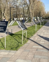 м. Київ. Алея праведників в Бабиному Яру.