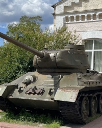 м. Київ. Танк Т-34 на території КПІ.