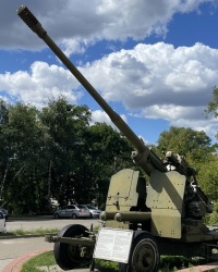 м. Київ. Гармата КС-19 на території КПІ.