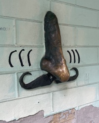 м. Київ. Пам’ятний знак «Ніс Гоголя».