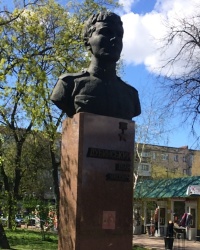 м. Прилуки. Бюст І.Я.Дубинського.