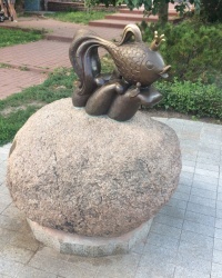 м. Київ. Скульптура «Золота рибка» на Оболонській набережній.