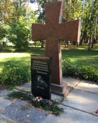 м. Остер. Пам'ятний знак землякам, що загинули у 2-й світовій війні.