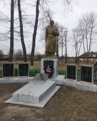 с. Іванівка. Братська могила і пам'ятний знак загиблим односельцям.