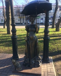 м. Суми. Скульптура «Дама з парасолькою».