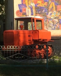 смт Сосниця. Трактор біля аграрного ліцею.