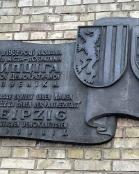 м. Київ. Анотаційна дошка на вул. Лейпцизькій.