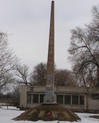 с. Карильське. Пам'ятний знак загиблим односельцям.