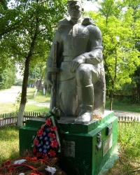 с.Клубовка. Братская могила и памятный знак погибшим односельчанам.