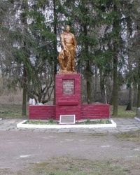 с. Кіпті. Братська могила і пам'ятний знак загиблим односельцям.