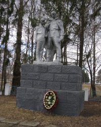 с. Коровинці. Могила невідомого воїна та пам’ятний знак загиблим односельцям.