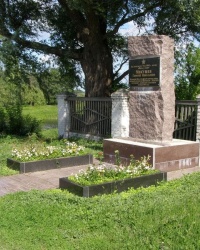 смт Козелець. Пам'ятний знак на місці загибелі генерала Мікушева.