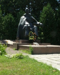 смт Лосинівка. Братська могила і пам'ятний знак загиблим односельцям.