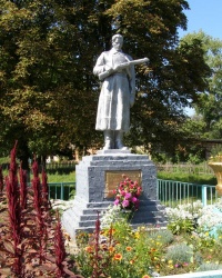 с. Мала Кошелівка. Братська могила і пам'ятний знак загиблим односельцям.