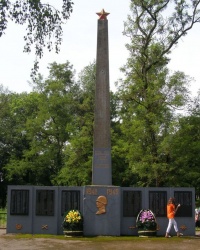 пгт Олишевка. Памятный знак погибшим односельчанам