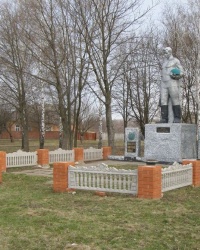 с. Овлаші. Могила воїна і пам'ятний знак загиблим односельцям.