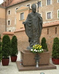 м. Краків. Пам'ятник Іоанну Павлу ІІ у Вавелі.