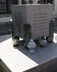 м. Краків. Пам'ятний знак на місці розстрілу поляків.