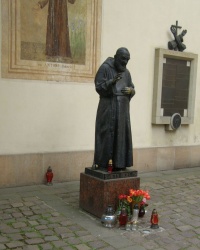 м. Краків. Пам'ятник святому отцю Піо.