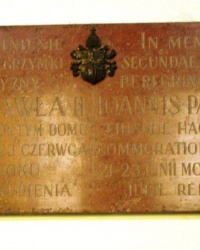 м. Краків. Меморіальна дошка папі Іоанну Павлу ІІ у палаці біскупів.